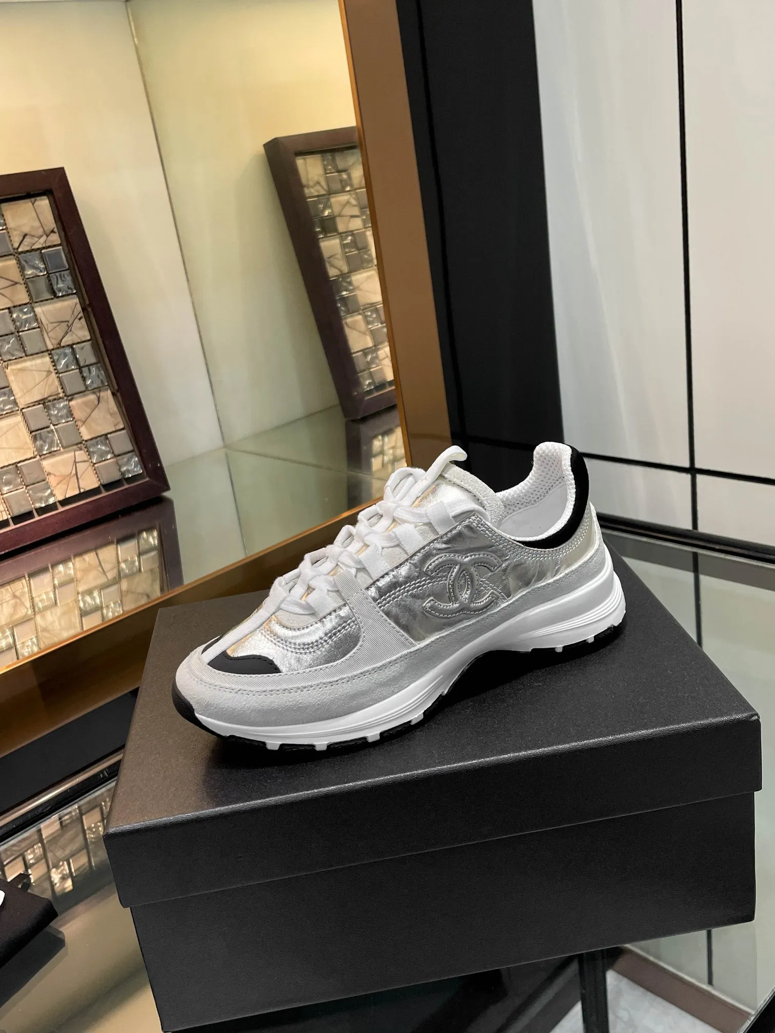 👟👟Ex-factory price 580👟👟 Chanel Chanel 25SS latest white shoes, casual sports shoes, skate shoes, original purchase, development and production, Xiaoxiang C Home counter is another super hot model, loved by Internet celebrity bloggers and ladies, various praises on social platforms, super popular, high quality, breathable, super spring and summer, seeing this issue can always arouse the inner desire of girls for fashion. The latest calfskin material Classic black and white color scheme, fashionable on the feet and easy to care for #Material: Original customized imported cowhide material #Inner lining: Customized soft sheepskin lining #Sole: Original molded TPU non-slip outsole #Sole thickness: 2.5CM Size: 35-40